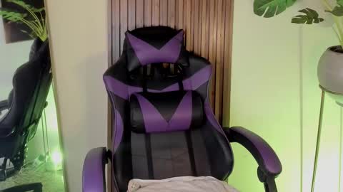   online show from March 3, 12:44 pm