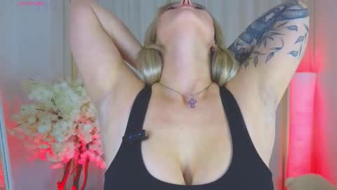 Snapshot of _b00bss_ chatting on October 24, 3:46 am Jess online show from October 24, 3:46 am