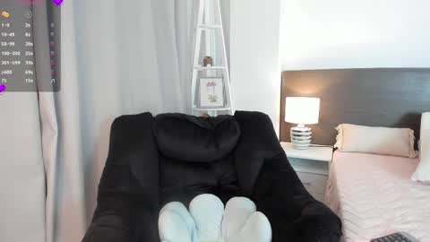 Snapshot of _bleuelune chatting on October 22, 12:59 am Mary online show from October 22, 12:59 am