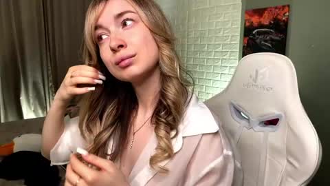 _crystal_moon_1 online show from April 14, 4:29 pm