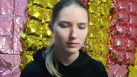 _kikiclark_ online show from March 19, 4:33 pm