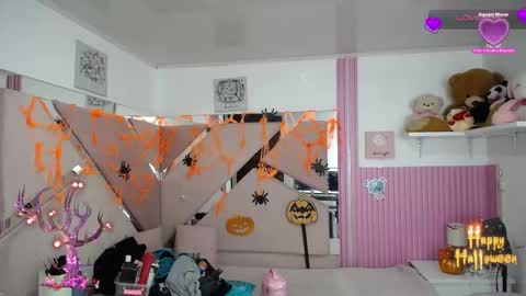 Snapshot of _miaaleon chatting on October 21, 12:53 pm Mia online show from October 21, 12:53 pm