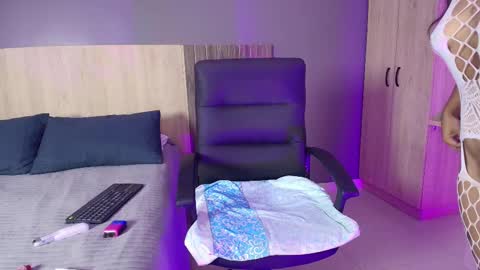 Snapshot of _miamiller_ chatting on February 28, 8:18 pm _miamiller_ online show from February 28, 8:18 pm