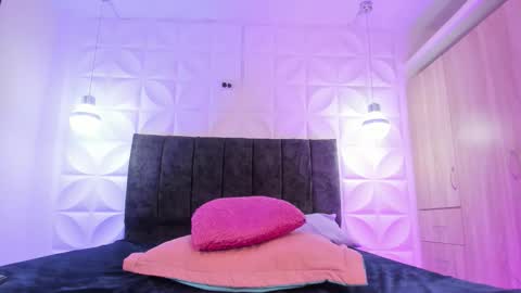 Pau online show from February 18, 2:49 pm