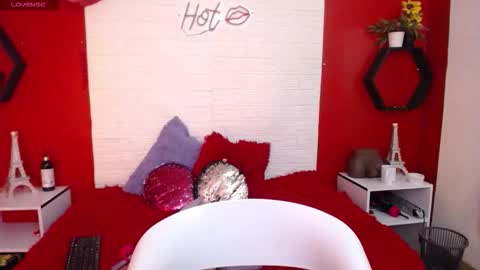 Laura online show from February 3, 6:45 pm