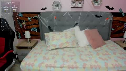 Sarah online show from November 1, 4:00 pm