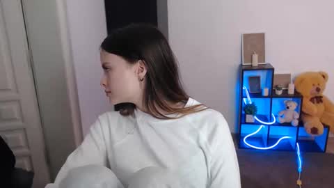 a_ariella_ online show from November 12, 1:31 pm