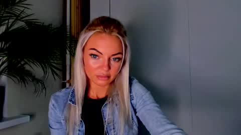 Snapshot of adriana_coy_ chatting on September 15, 8:49 pm Adriana online show from September 15, 8:49 pm