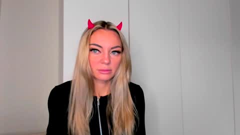 Snapshot of adriana_coy_ chatting on December 8, 6:22 am Adriana online show from December 8, 6:22 am