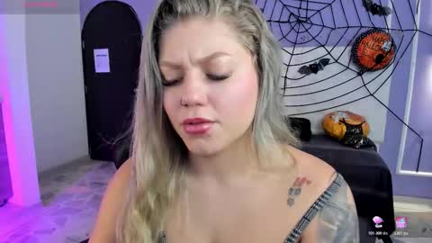 Snapshot of alaia_greyy chatting on October 21, 12:42 pm Alaia online show from October 21, 12:42 pm