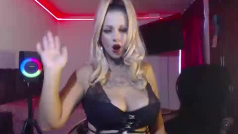 aliceesmiths online show from March 28, 12:37 pm