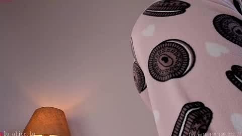 Elle online show from March 4, 6:37 am