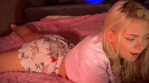 Snapshot of aliceoceaneyes chatting on September 24, 4:39 pm aliceoceaneyes online show from September 24, 4:39 pm