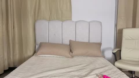 alis_benet online show from June 16, 3:40 am