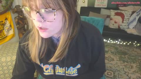 Snapshot of allieberrybb chatting on December 19, 3:18 am  bb  online show from December 19, 3:18 am