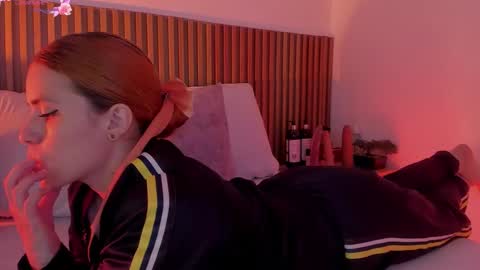 Snapshot of alliss_ginger_ chatting on October 14, 2:47 am A L L I S S online show from October 14, 2:47 am