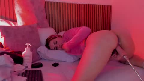 Snapshot of alliss_ginger_ chatting on September 20, 10:08 pm A L L I S S online show from September 20, 10:08 pm