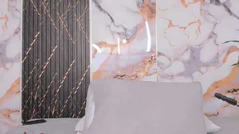 alyson__a online show from February 8, 12:31 pm