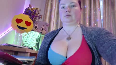 amorelara online show from April 5, 6:45 am