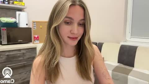 Snapshot of amy_meoww chatting on December 6, 6:06 pm amy_meoww online show from December 6, 6:06 pm