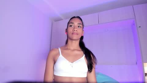 anaacollins_ online show from February 19, 11:54 am