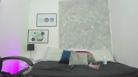 Anahii  online show from March 8, 7:40 pm