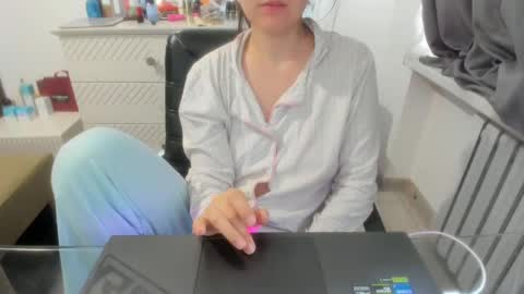 angel_lee__ online show from February 5, 10:19 am