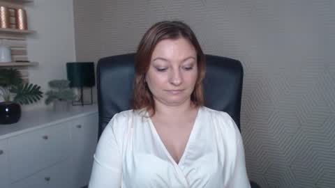 Angela online show from November 15, 8:04 am