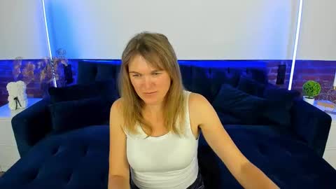 Snapshot of annabel_xxx chatting on October 2, 6:35 pm Annabel online show from October 2, 6:35 pm