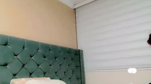 Snapshot of anne_julienne chatting on February 4, 11:38 pm       online show from February 4, 11:38 pm