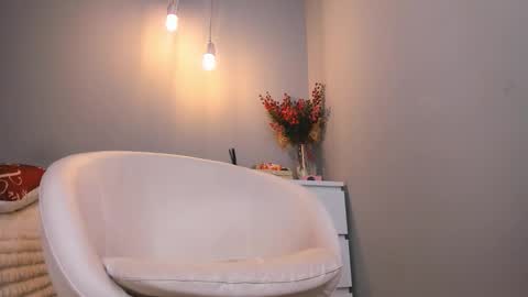 Annie online show from December 19, 11:13 am