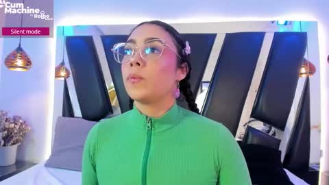 A N T O N E L L E  online show from November 4, 11:26 am