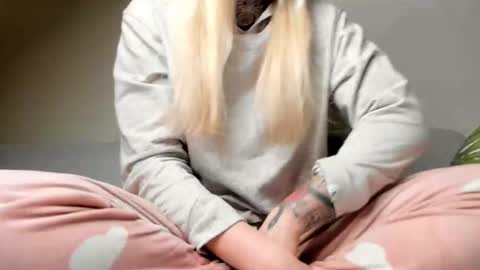 Ariana  Steven online show from February 8, 12:25 am