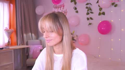 Snapshot of artease chatting on October 12, 7:44 am Arti  Next Streams -  online show from October 12, 7:44 am