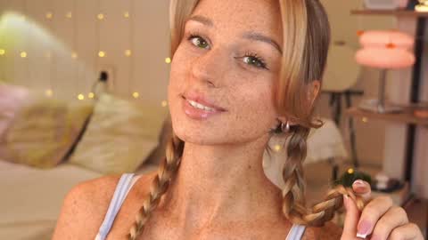 Snapshot of artease chatting on December 7, 11:18 am Arti  Next Streams -  online show from December 7, 11:18 am