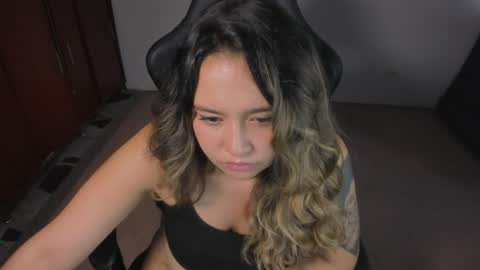 ash_smith1 online show from May 15, 10:34 pm