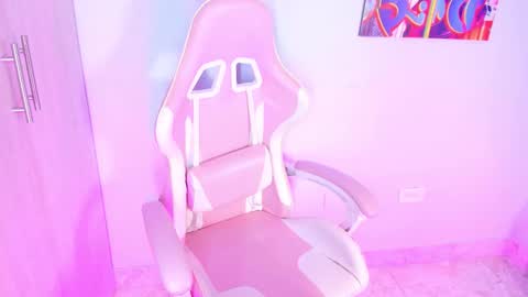 athenea__fox online show from November 8, 12:21 pm