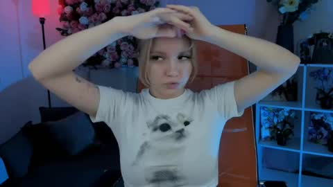 aurorawrenfield online show from February 23, 1:17 am