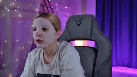 aurorawrenfield online show from March 23, 2:18 am