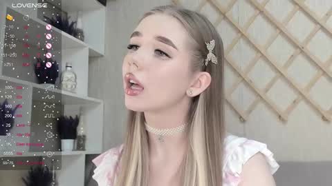 Snapshot of auto_baby chatting on October 31, 11:25 am Dasha online show from October 31, 11:25 am