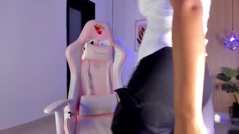 Ayleen online show from November 29, 1:15 pm