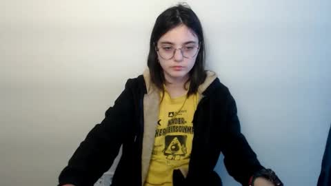 azumi_chan_ online show from February 9, 1:13 pm