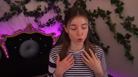 Snapshot of babe_dollie chatting on October 22, 7:13 am Babe online show from October 22, 7:13 am