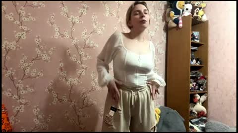 Mia online show from April 9, 3:28 pm