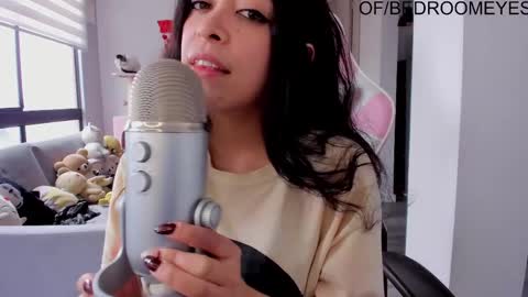 Snapshot of bedroomeyess chatting on February 25, 7:27 pm Amber UwU IM MOVING AND IS CRAZY ILL BE BACK VERY SOON 3 MISS YA ALREADY online show from February 25, 7:27 pm