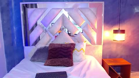 bella_volup online show from December 3, 5:15 pm