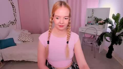 Snapshot of bellamontgomery chatting on October 10, 9:31 pm Bella online show from October 10, 9:31 pm