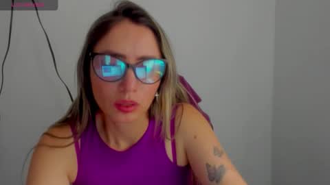 Bella T. online show from April 9, 6:02 pm