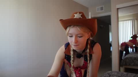 Snapshot of bestblondiiecb chatting on October 31, 7:29 pm Chloe Next stream on Friday online show from October 31, 7:29 pm