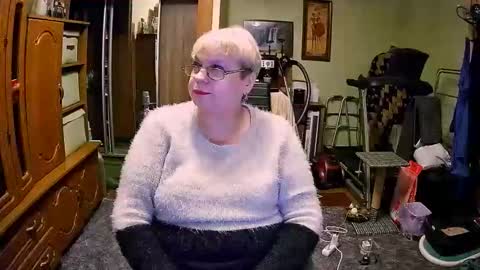 BeverlyQCynia online show from October 27, 2:45 pm